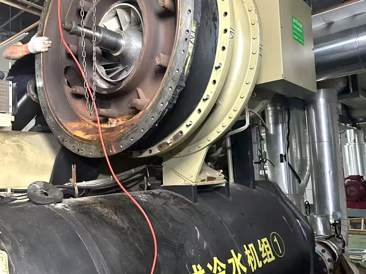 离心式冷水机组现场实拍 · 工业厂房