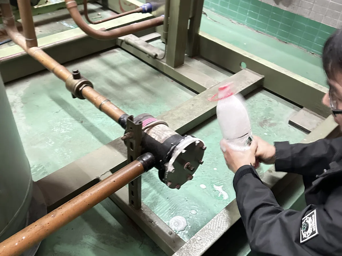 冷库压缩机组系统检修与冷媒充注 · 并联机组查漏与 R507A 充注 现场记录 3