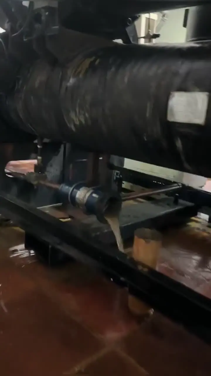 螺杆式冷水机组系统进水检修 · 油侵水管路排查与压力复测 现场实拍封面