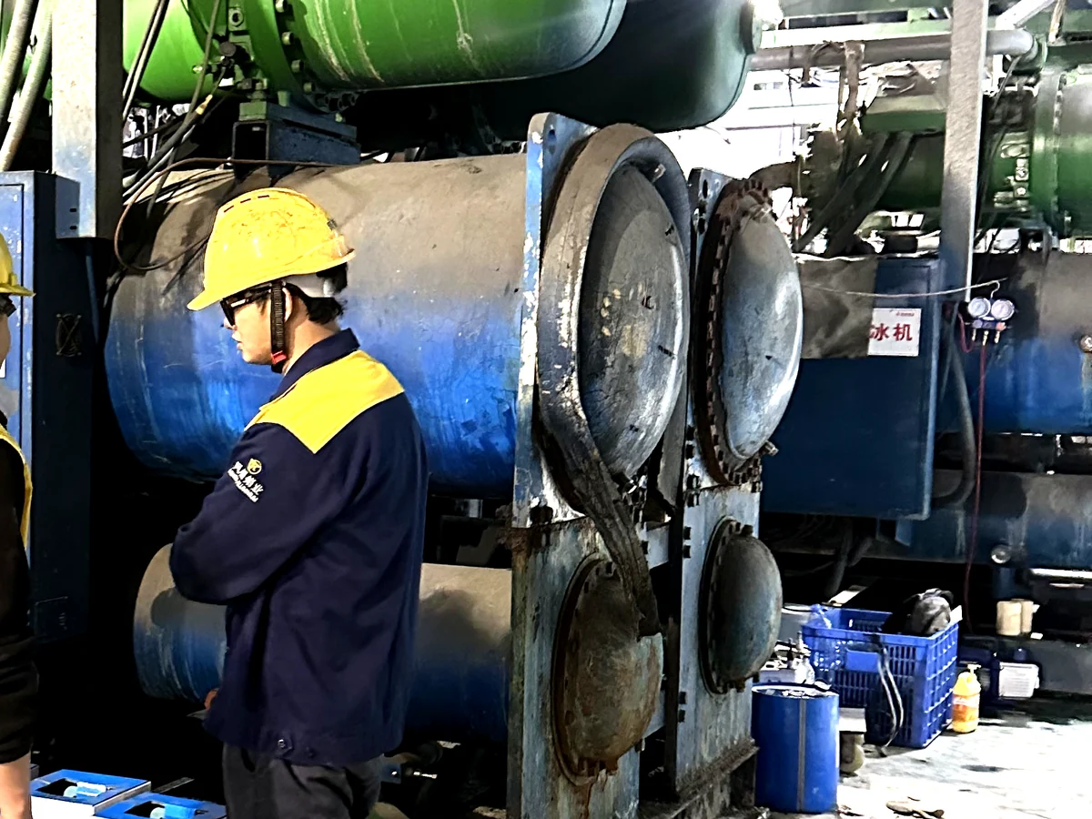 螺杆式冷水机组现场作业实拍