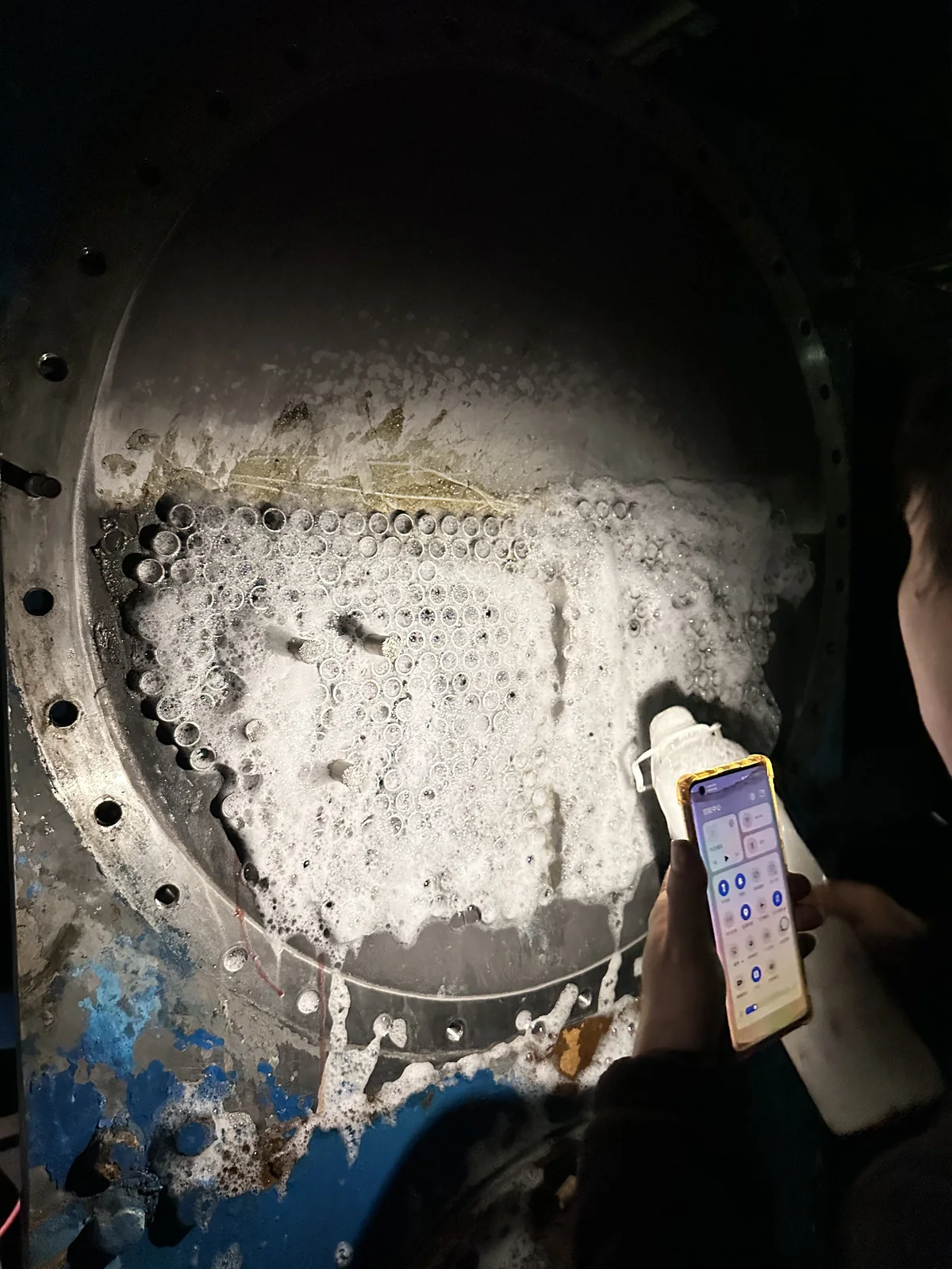约克螺杆式冷水机组机房通泡清洗 · 铜管泡沫查漏与管板除垢 现场记录 2