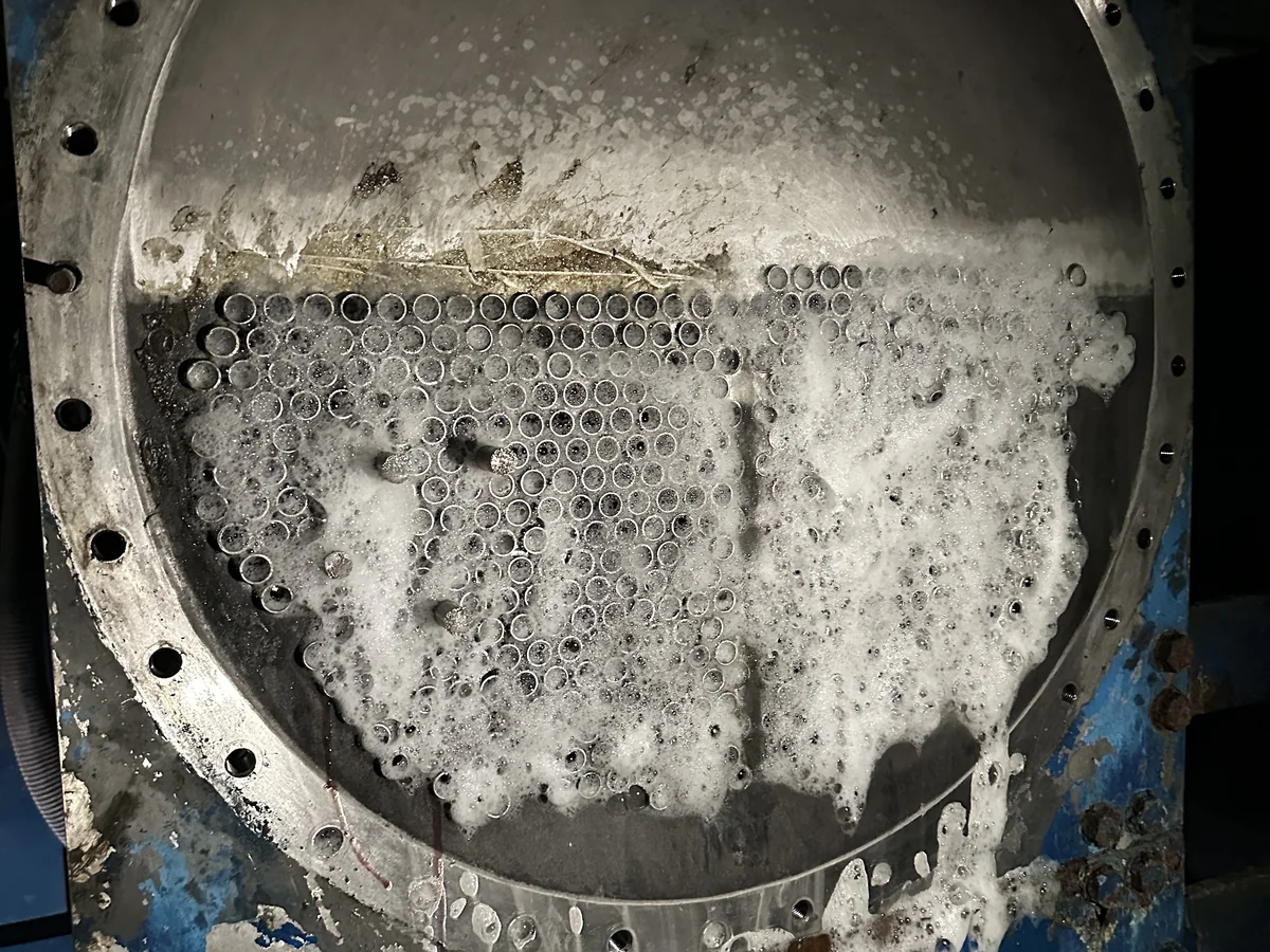 约克螺杆式冷水机组机房通泡清洗 · 铜管泡沫查漏与管板除垢现场实拍