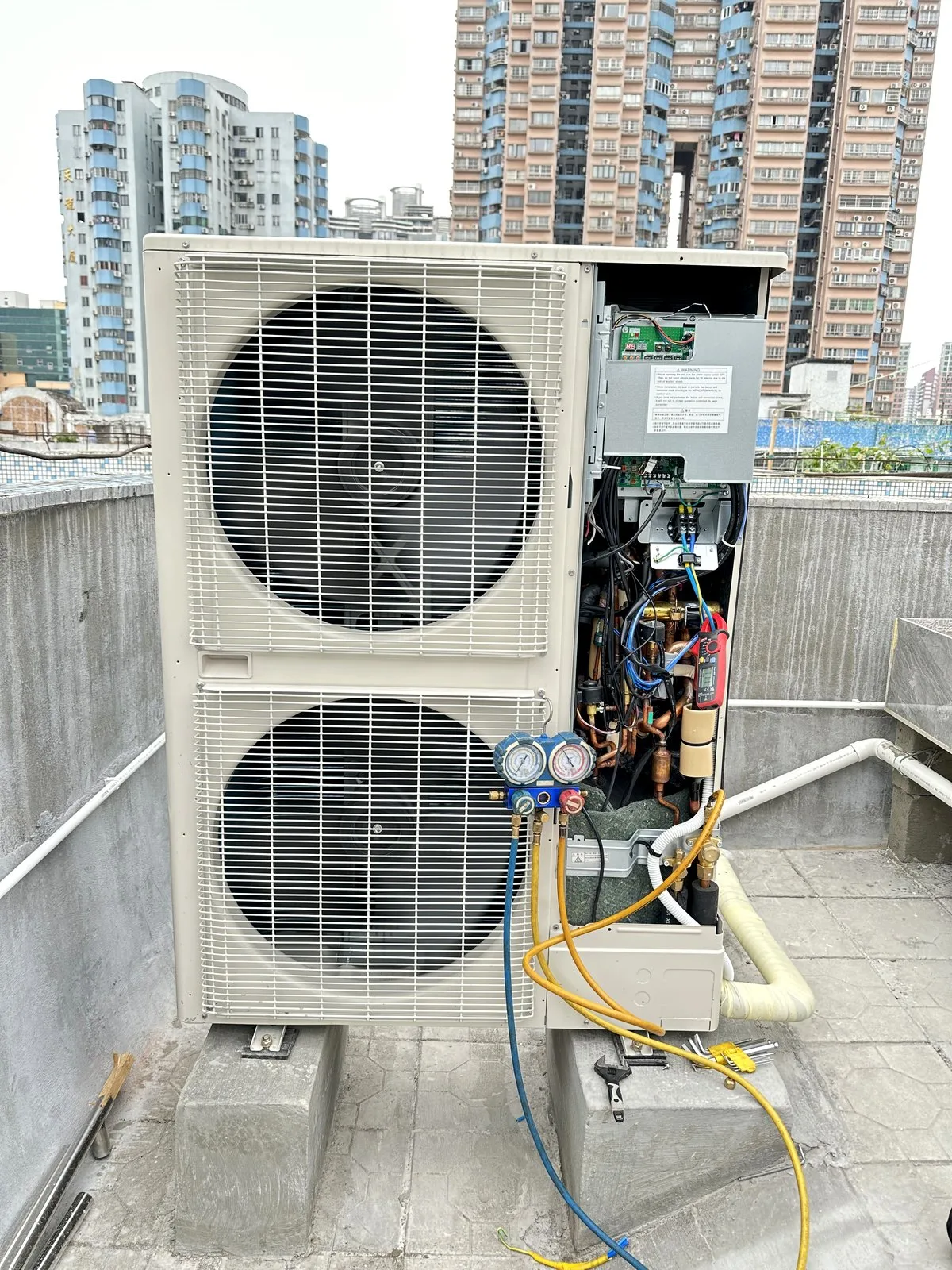 富士通多联式中央空调室外机屋面安装 · 基础就位与冷媒管路施工 现场记录 1