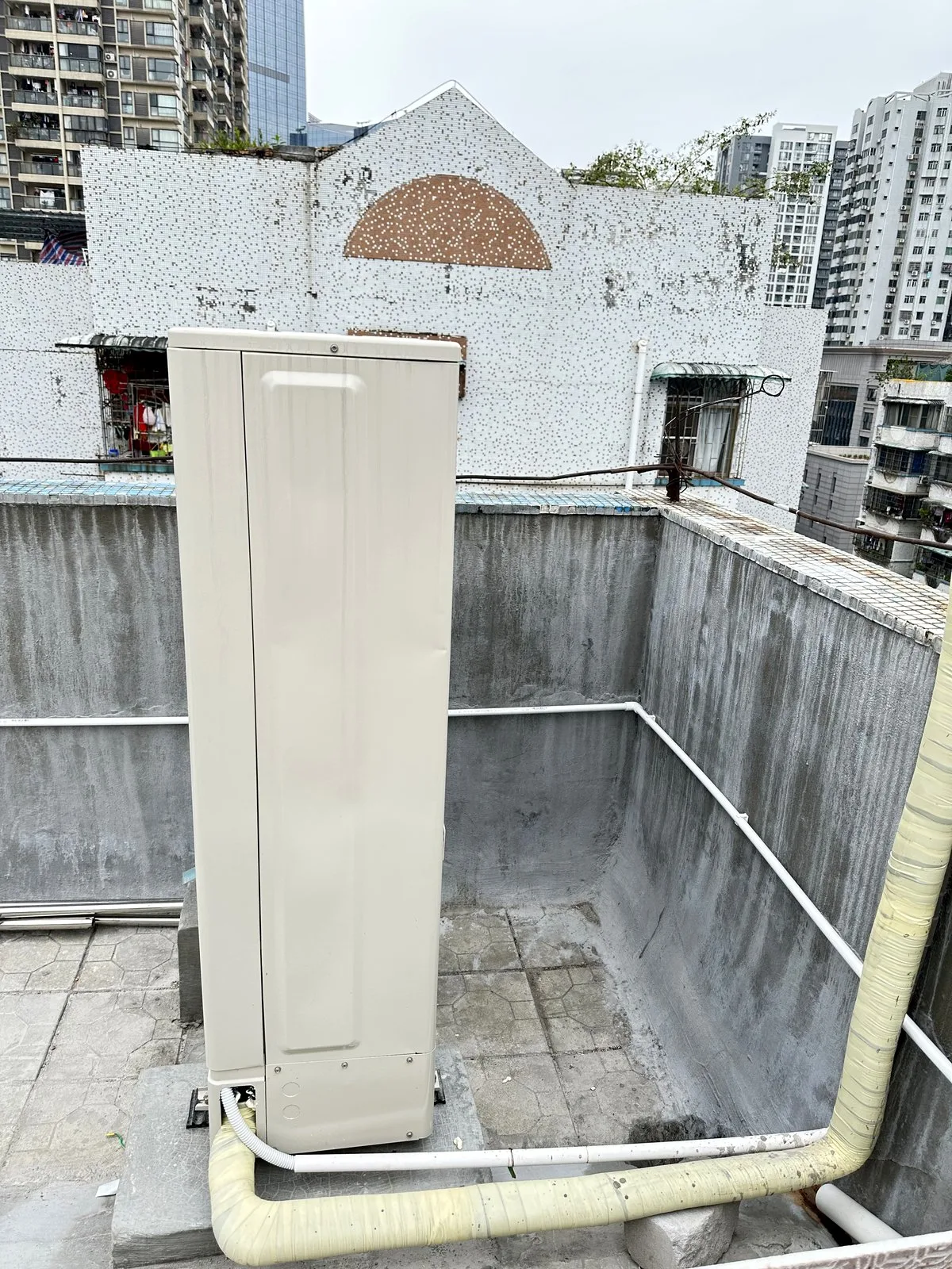 富士通多联式中央空调室外机屋面安装 · 基础就位与冷媒管路施工 现场记录 5