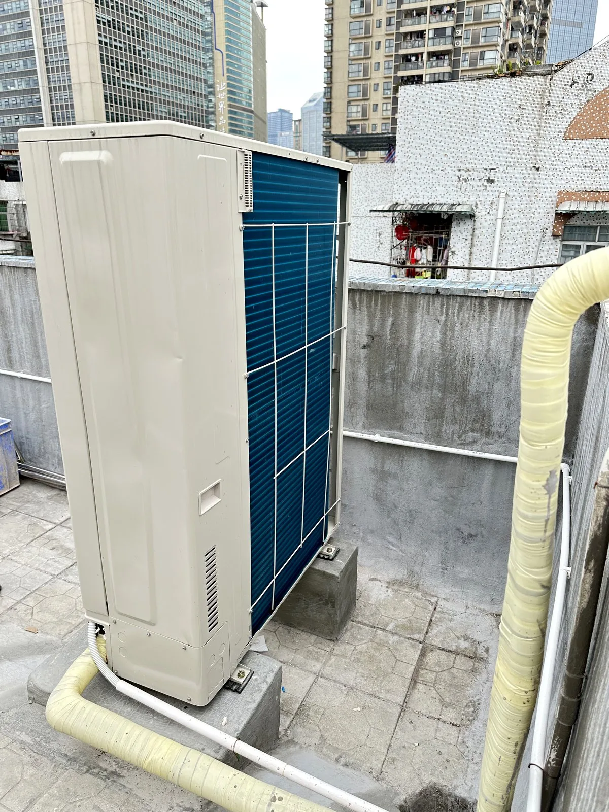 富士通多联式中央空调室外机屋面安装 · 基础就位与冷媒管路施工 现场记录 6
