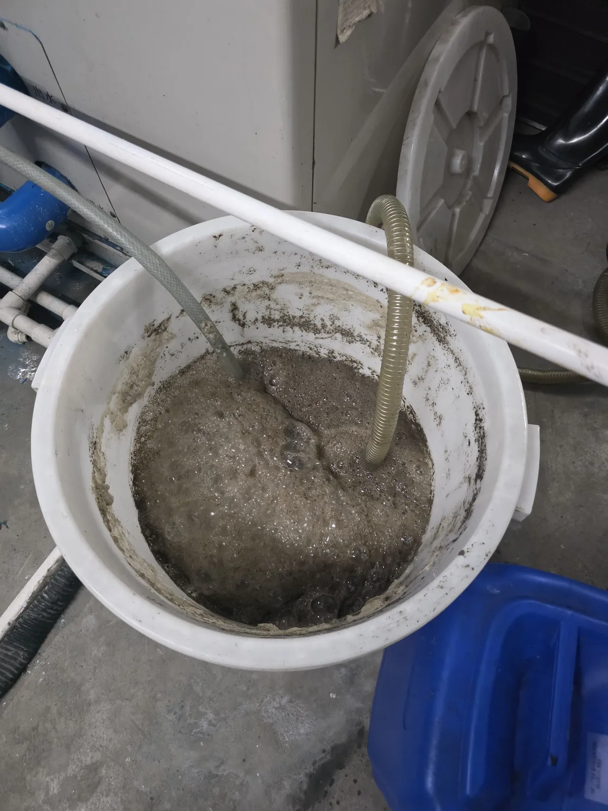 工厂中央空调水系统清洗 · 水垢污泥清理与水质处理 现场记录 4