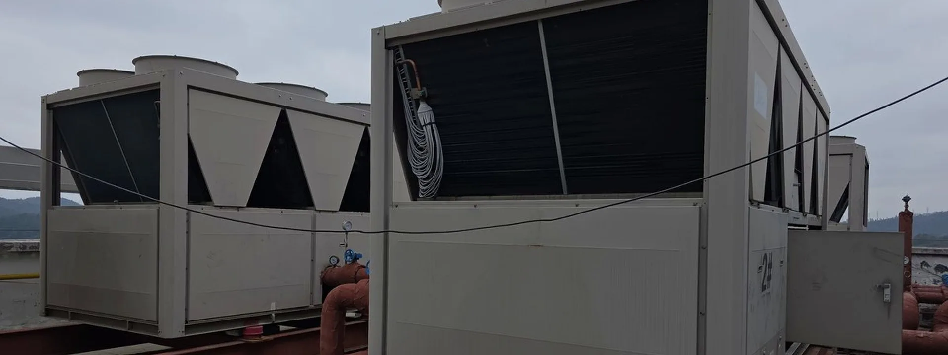 屋面风冷式冷热水机组实拍 · 顶置风机与迎风翅片